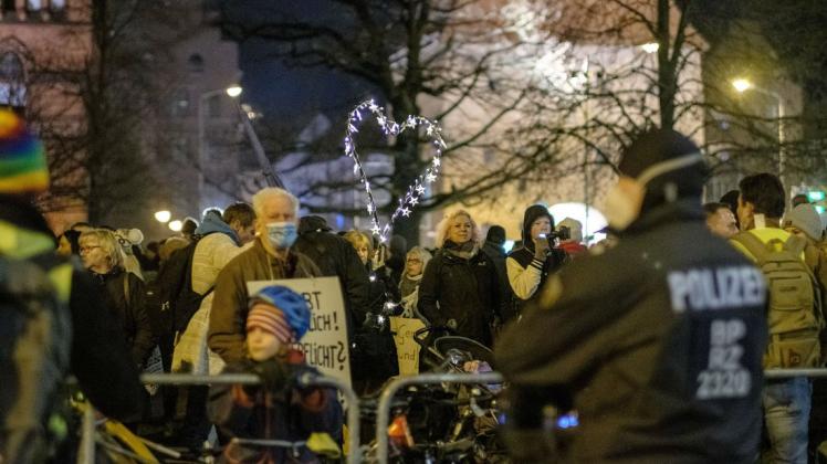 Am 20.Dezember zogen rund 10.000 Menschen durch die Rostocker Innenstadt. Am 20.Dezember zogen rund 10.000 Menschen durch die Rostocker Innenstadt.