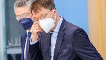 Können Differenzen nicht verbergen: Gesundheitsminister Karl Lauterbach und Lothar Wieler, Präsident des Robert-Koch-Instituts.