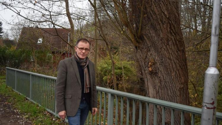 Horst Krumpen sorgt sich um die Standsicherheit der am Graben seines Hauses stehenden Bäume. Eigentümer des Uferstreifens ist die Bundesanstalt für Immobilienaufgaben.