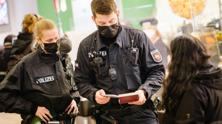 Unterstützen in Delmenhorst bei der Kontrolle der Corona-Maßnahmen: Polizistinnen und Polizisten. (Symbolfoto)