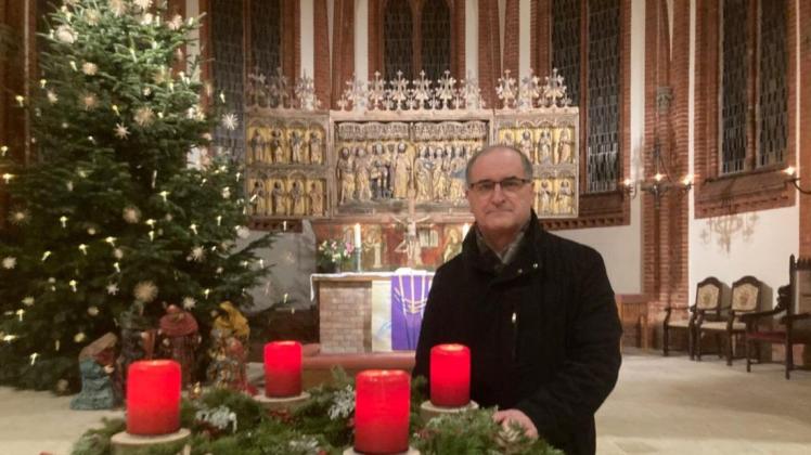 Der Terminkalender von Pastor Harry Moritz aus Warnemünde ist an Heiligabend voll. Er hält mehrere Christvespern und zwischen der letzten Vesper und Spätmette feiert er dann mit der Familie. Der Terminkalender von Pastor Harry Moritz aus Warnemünde ist an Heiligabend voll. Er hält mehrere Christvespern und zwischen der letzten Vesper und Spätmette feiert er dann mit der Familie.