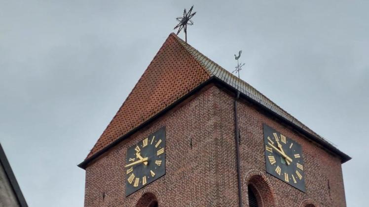 Der Stern ist am Mittwoch auf das Dach der Kirche in Aschendorf gesetzt worden - rechtzeitig zu Weihnachten.