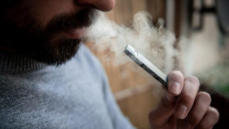 Experten warnen, auch E-Zigaretten seien ein Suchtmittel und nicht weniger schädlich für die Gesundheit als die gewöhnlichen Glimmstängel.