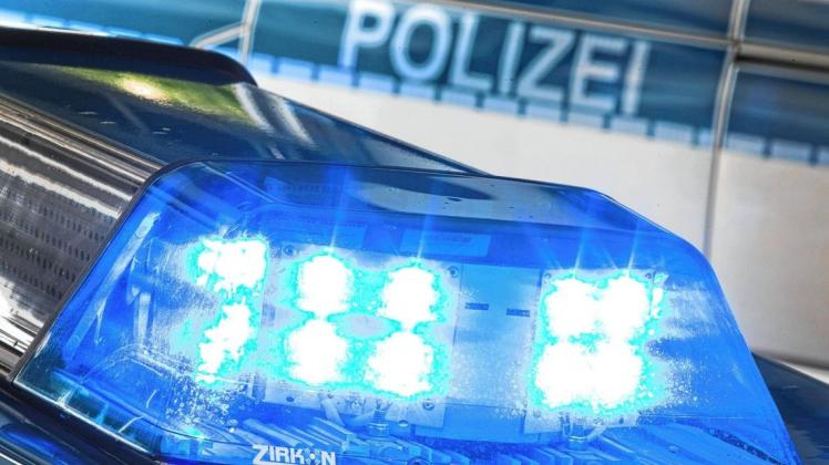Ein Blaulicht leuchtet auf dem Dach eines Polizeiwagens.