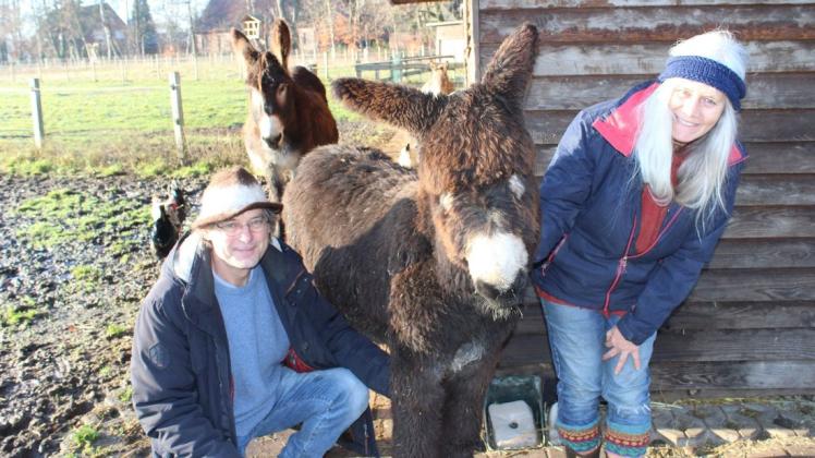 Aus der Frühgeburt ist eine stattliche Zamorano-Eselin geworden, sehr zur Freude von Beate Wulf und Siegbert Ehmann-Wulf. Aus der Frühgeburt ist eine stattliche Zamorano-Eselin geworden, sehr zur Freude von Beate Wulf und Siegbert Ehmann-Wulf.