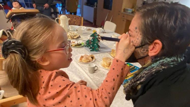 Früh übt sich. Fleißig malt die kleine Lara die Tattoos von Steffi Wockatz aus. Sie überbrachte vom Tattoo-Studio Golden Age eine Spende für die Kinderwohnstätte der Lebenshilfe in Breese.