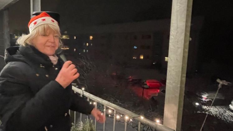 Weihnachtskonzert auf dem Balkon gab Margrid Zikarsky im Wohnquartier Kühlungsborner Straße.