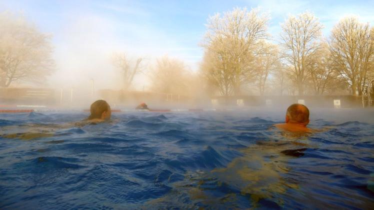 Das Winterschwimmen im Bohmter Freibad ist ein Erlebnis der besonderen Art. Wenn kalte Luft auf warmes Wasser trifft, entsteht Dampf.