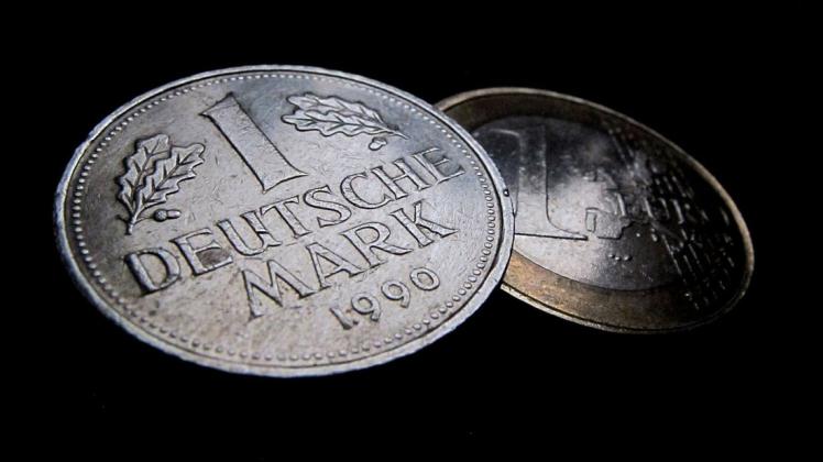 Auch 20 Jahre nach Einführung des Euro-Bargeldes trauern Menschen in Deutschland der Deutsche Mark nach.