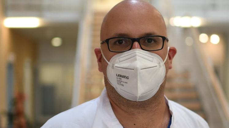 Oberarzt Fabian Wahler betreut seit Ausbruch der Pandemie Corona-Patienten auf der Intensivstation.