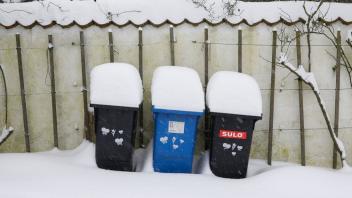 Schnee, Frost und Glätte erschweren der Müllabfuhr ihre Arbeit enorm.