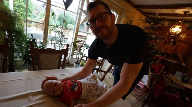 Anhand einer Puppe demonstriert Holger Nienaber einen Schiefhals bei einem Neugeborenen.