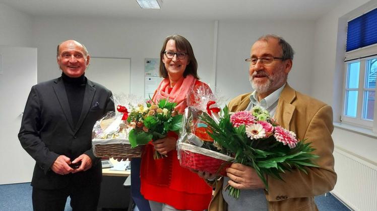 Übergabe der Blumensträuße mit stellvertretendem Chefredakteur Stefan Koslik (l.): Nach mehr als 40 Jahren bei der SVZ beginnt für Roswitha Spöhr und Roland Güttler ein neuer Lebensabschnitt.