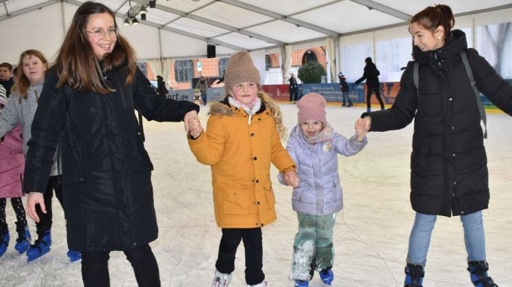 Eisiges Vergnügen auf Kufen: Kristin und Anika Lange (r.) mit den Töchtern Rosalie (8) und Ronja (5) hatten am Mittwoch viel Spaß auf der Eisbahn am Pfaffenteich-Südufer.