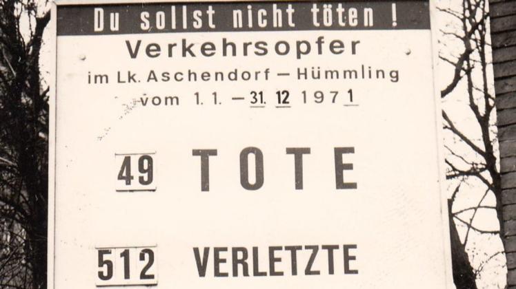 Monatlich aktualisierte die Verkehrswacht 1971 an der B70 in Papenburg die Unfallzahlen im nördlichen Emsland.