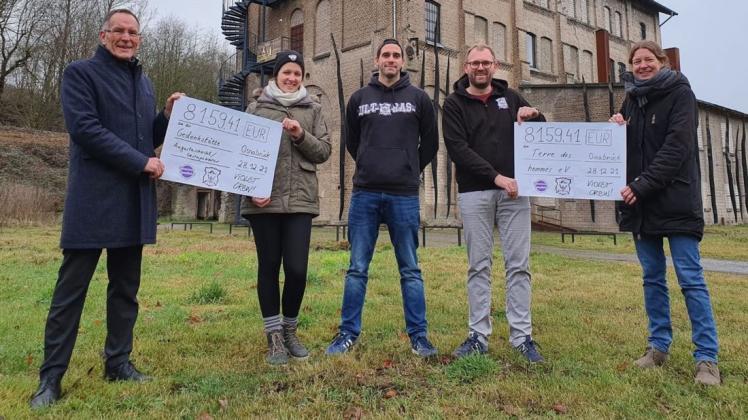 Übergabe am Augustaschacht: Mitglieder der Violet Crew mit Birte Kötter (Vorstand terre des Hommes, rechts) und Michael Gander, Geschäftsführer der Gedenkstätten Augustaschacht/Gestapokeller. Foto: Violet Crew. Übergabe am Augustaschacht: Mitglieder der Violet Crew mit Birte Kötter (Vorstand terre des Hommes, rechts) und Michael Gander, Geschäftsführer der Gedenkstätten Augustaschacht/Gestapokeller. Foto: Violet Crew.