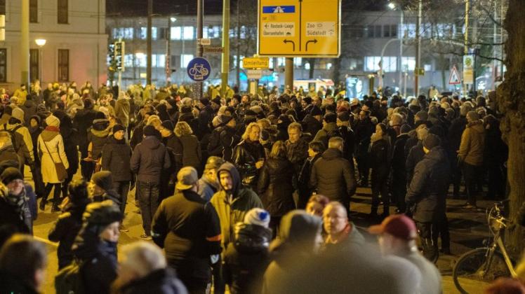 Bei früheren Corona-Demos zogen in Rostock bis zu 10.000 Menschen durch die Innenstadt. Jene am 30. Dezember war nicht angemeldet. (Symbolbild)