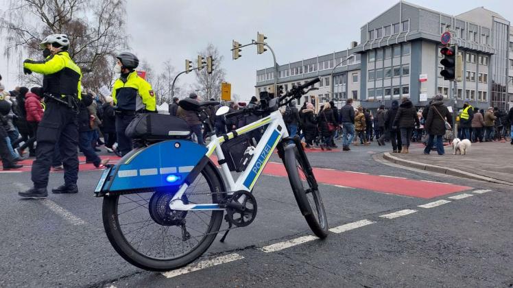 Die Corona-Demonstration führt auch am Samstag, 15. Januar, zu Straßensperrungen samt Verkehrsbehinderungen – wie hier am 8. Januar.