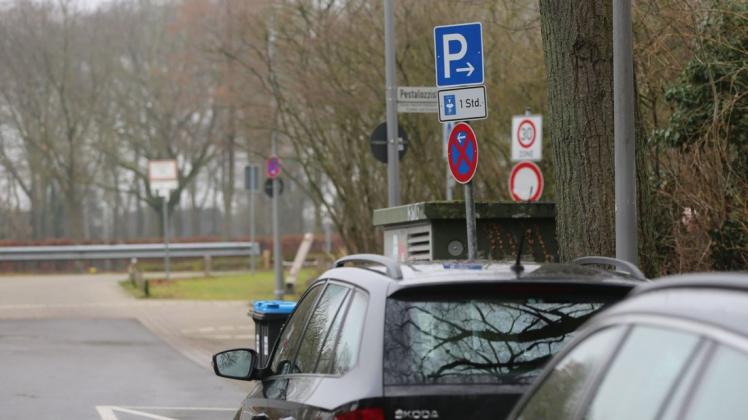 Die Parkregelung in der Straße Zum Neuen Hafen hält zwar Dauerparker fern, beeinträchtigt aber auch die Sportler der drei Lingener Rudervereine.