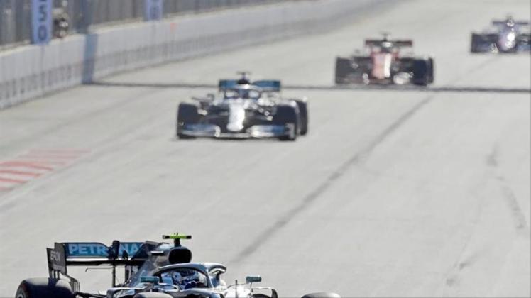 Mercedes-Pilot Valtteri Bottas fährt in Aserbaidschan einen Start-Ziel-Sieg ein. 
