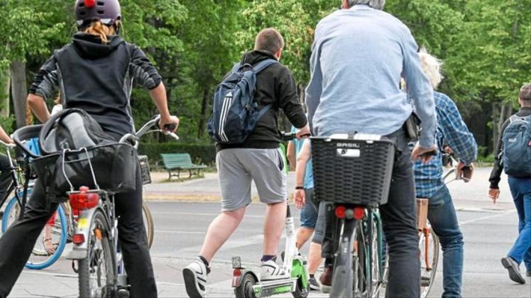 Es wird noch enger in den Städten: E-Tretroller konkurrieren mit Autos, Radfahrern und Fußgängern. 