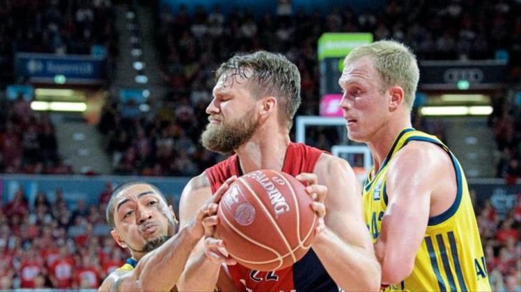 Alba-Spieler Peyton Siva (l) und Luke Sikma (r) versuchen Münchens Danilo Barthel zu blocken. Foto: Matthias Balk