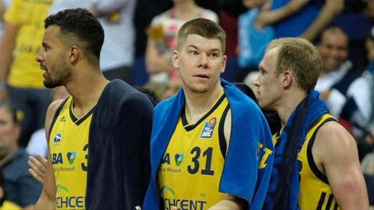 Müssen das dritte Finalspiel unbedingt gewinnen: ALBA&apos;s Johannes Thiemann (l-r), Rokas Giedraitis und Luke Sikma. 