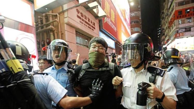 Bei Auseinandersetzungen mit Hunderten Protestlern wurden sechs Demonstranten von der Polizei festgenommen. 
