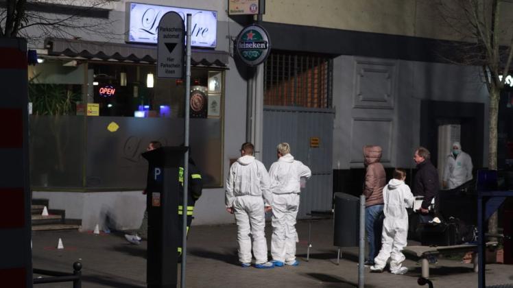 Police and Forensic police investigate the scene of a shooting in Hanau, western Germany, on February 20, 2020. - At least eight people were killed in two shootings late on February 19 near the German city of Frankfurt, with an unknown number of attackers still at large, police said. The shootings targeted shisha bars in Hanau, about 20 kilometres (12 miles) from Frankfurt, according to local media, and police launched a huge manhunt in the town of around 90,000 people. (Photo by Yann Schreiber / AFP)
