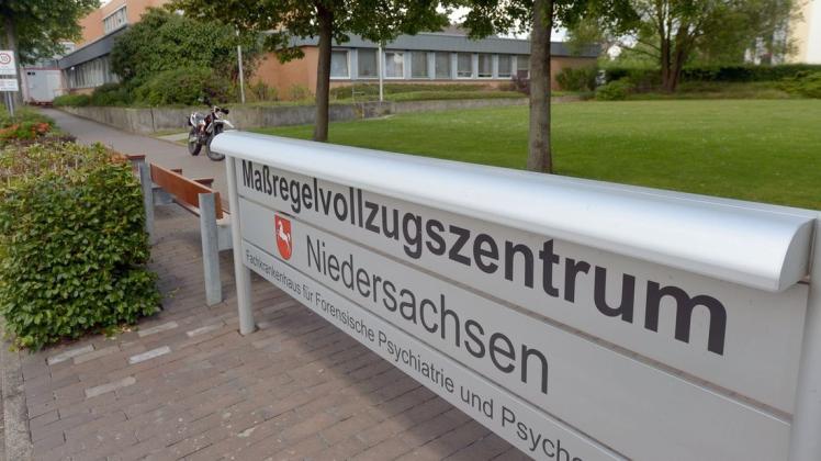Das Schild des Maßregelvollzugszentrums in Moringen (Kreis Northeim). Foto: Peter Steffen/dpa/Archivbild