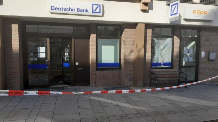 Hier wurde ein Geldautomat gesprengt: Die beschädigte Bankfiliale in Verden. 