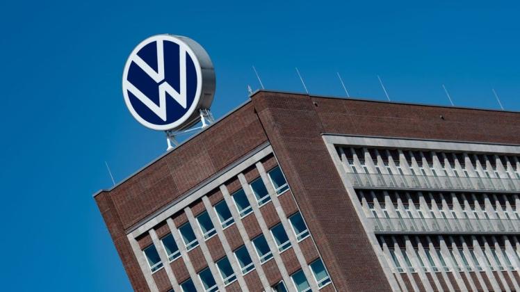 Das Logo von Volkswagen ist auf einem Dach zu sehen.