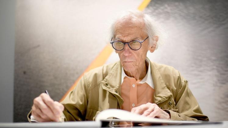 Der Verhüllungskünstler Christo ist im Alter von 84 Jahren in New York gestorben. Foto: Britta Pedersen/dpa