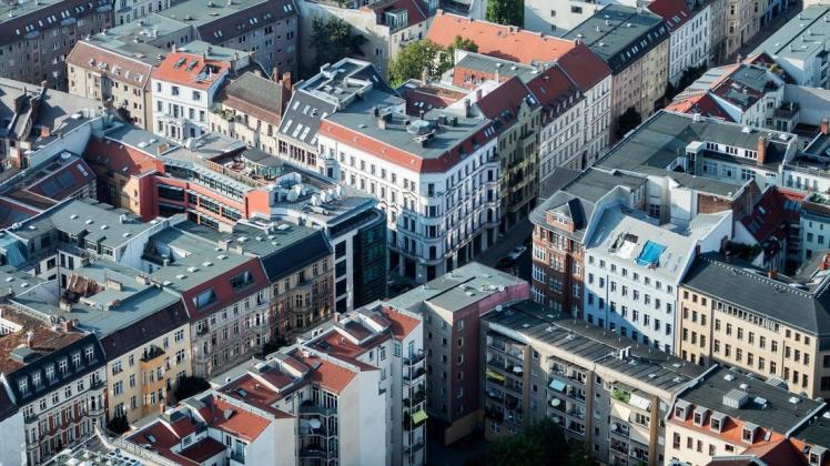 Häuser in Berlin-Mitte. Häuser und Wohnungen in Deutschland haben sich in der Corona-Krise noch deutlicher verteuert als zunächst angenommen - sowohl in Städten als auch auf dem Land.