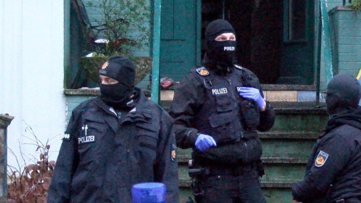 Polizei Beschlagnahmt Waffen Und Drogen Bei Razzien In Bremen | DKO