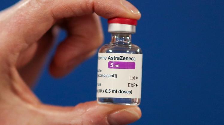 Nach Klagen von Klinik-Angestellten über Nebenwirkungen sind in Niedersachsen Impfungen mit dem Corona-Impfstoff von Astrazeneca an zwei Orten gestoppt worden.