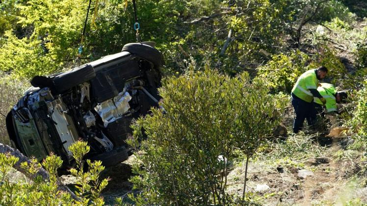 Schwerer Unfall von Golf-Star Tiger Woods: Sein SUV liegt demoliert im Straßengraben.