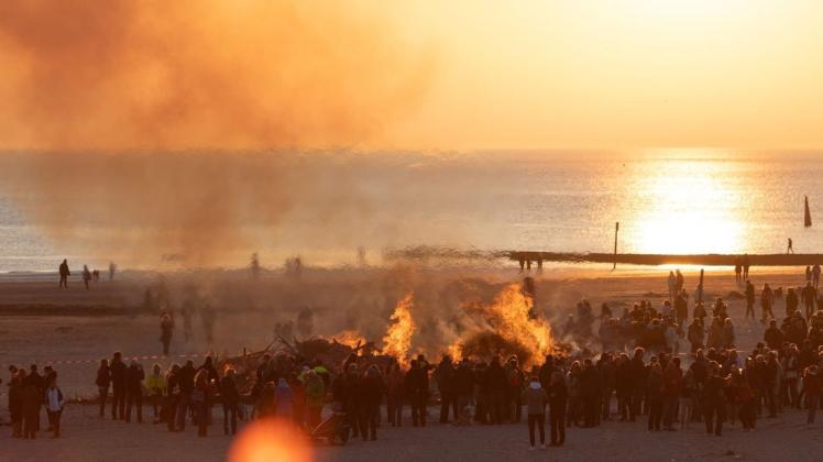 Das traditionelle Osterfeuer brennt 2019 am Weststrand auf Norderney. (Archivbild)