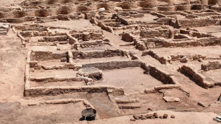 Gesamtansicht der 3000 Jahre alten Ruinen der von ägyptischen Archäologen entdeckten „verlorenen Stadt“ im heutigen Luxor.