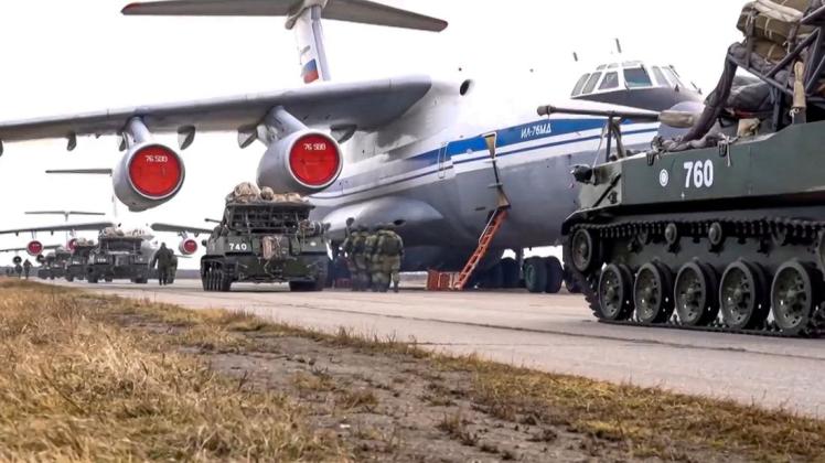 Das vom Pressedienst des russischen Verteidigungsministeriums veröffentlichte Foto zeigt russische Militärfahrzeuge, die während der Manöver auf der Krim in ein Flugzeug geladen werden sollen.