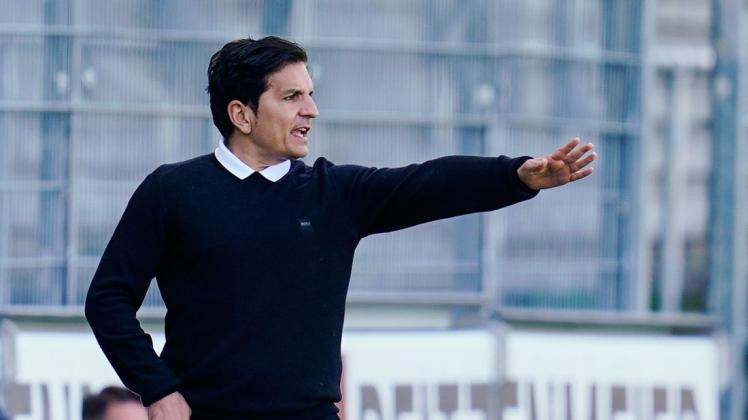 Hannovers Trainer Kenan Kocak gestikuliert. Hannovers Trainer Kenan Kocak gestikuliert.