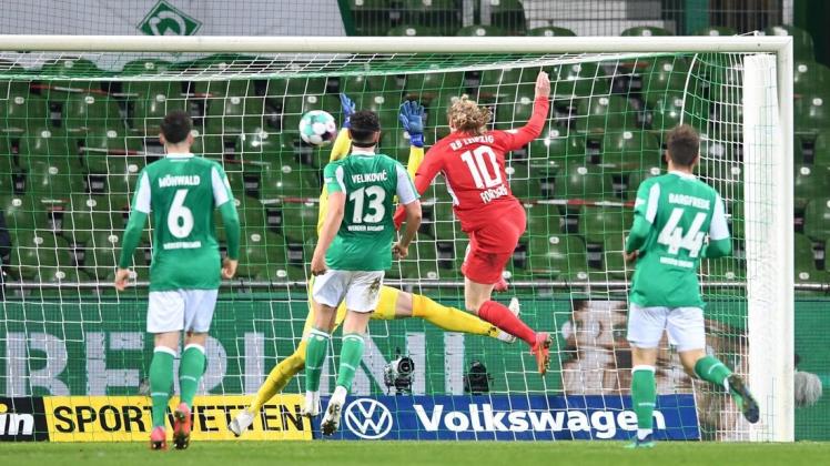 Emil Forsberg (M/10) erzielt das Tor zum 2:1 für RB Leipzig in Bremen.