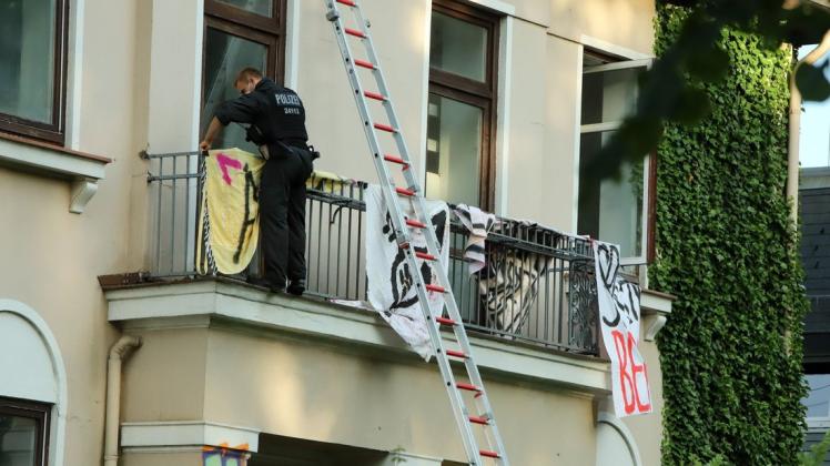 Die Polizisten entfernten Banner mit Aufschriften wie "ACAT" und "Patriarchat wegbomben".