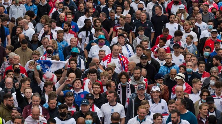 Zehntausende Fans verfolgten das Spiel Deutschland gegen England vor Ort im Londoner Wembley Stadion.