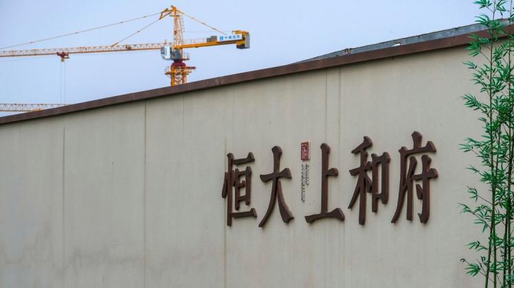 Ein Baukran steht auf einem neuen Wohnbauprojekt von Evergrande in Peking.