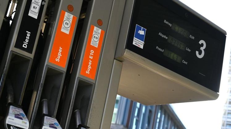 Vier Zapfhähne mit der Aufschrift Diesel, Super und Super 10 stecken in der Zapfsäule an einer Tankstelle. (Archivbild)