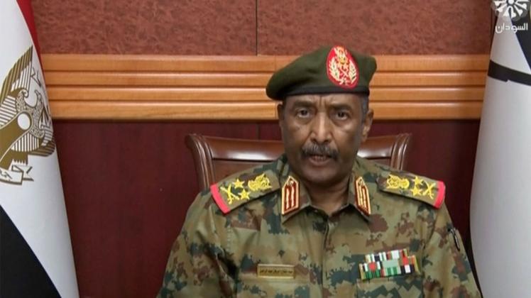 Standbild eines Videos: General Abdel-Fattah Burhan kündigte in einer Fernsehansprache an, die Regierung aufzulösen.
