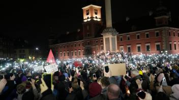 Polen protestieren gegen das restriktive Abtreibungsgesetz in Warschau