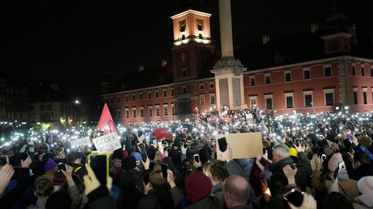 Polen protestieren gegen das restriktive Abtreibungsgesetz in Warschau Polen protestieren gegen das restriktive Abtreibungsgesetz in Warschau