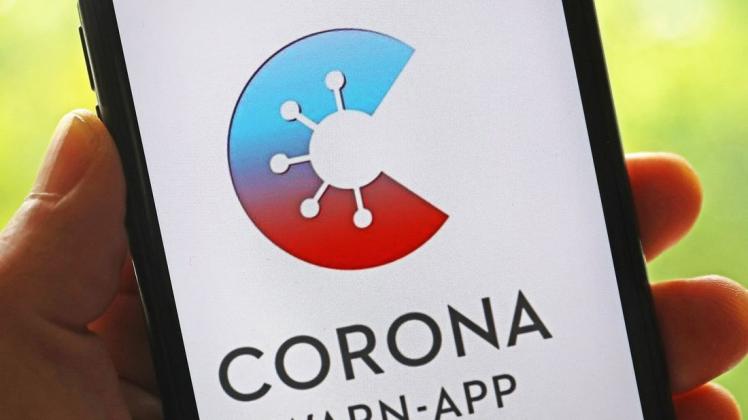 Die offizielle Corona-Warn-App ist auf einem Smartphone zu sehen.